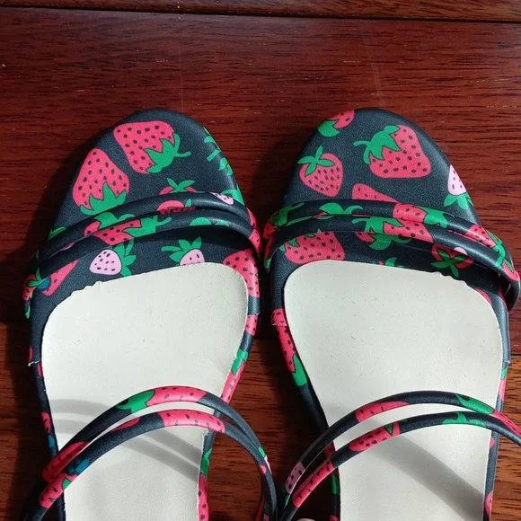 Strawberry Heel Sandals 🍓 - Picture 4 of 5